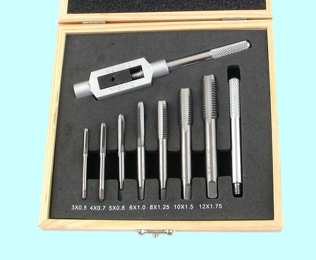 Вороток и  7 метчиков М3-М12 9ХС в дер. коробке (8 поз.) "CNIC"