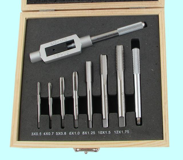 Вороток и  7 метчиков М3-М12 Р18 в дер. коробке (8 поз.) "CNIC"