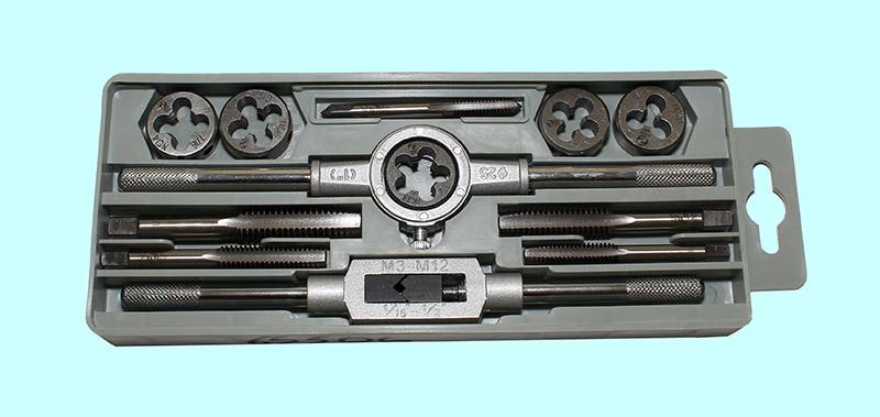 Вороток,плашкодерж-ль и по  5 метчиков и плашек UNC 1/4"-1/2" 9ХС в пласт.футляре (12 поз.) SP012-2 "CNIC"