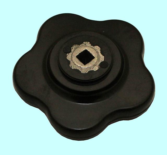 Ручка  60х(6х6)х20мм (DxSxH) лепестковая со сквозным квадратным отверстием, бакелит "TLX"